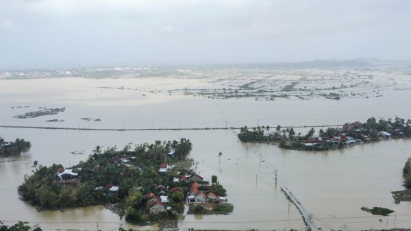 Rốn lũ gượng dậy trong vòng tay nghĩa tình