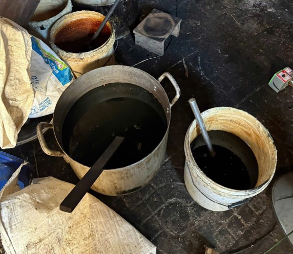 Rùng mình cảnh chế biến mỡ heo dưới nền nhà Rùng mình cảnh chế biến mỡ heo dưới nền nhà