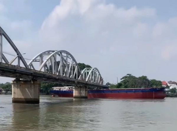 Sà lan va chạm cầu Ghềnh, lực lượng chức năng xuyên trưa kiểm tra thiệt hại