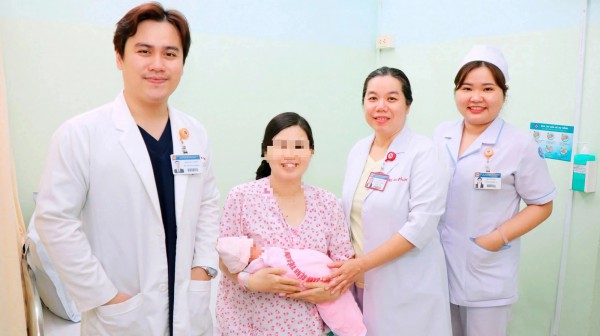 Sản phụ 35 tuần trải qua 4 lần mổ, vừa bắt con vừa bóc u xơ khủng Sản phụ 35 tuần trải qua 4 lần mổ, vừa bắt con vừa bóc u xơ khủng