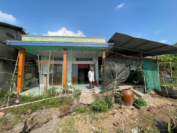 Sạt lở bờ sông Vàm Cỏ Tây lan rộng: Nhà nứt toác, dân sống trong nơm nớp