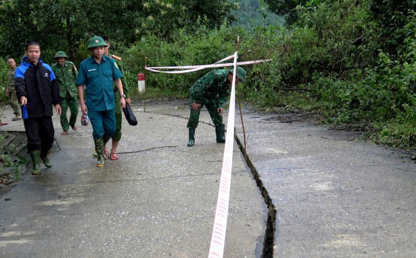 Sạt lở 'bủa vây' vùng cao TP.Đà Nẵng: Xuất hiện sụt lún nghiêm trọng dài 200 m Sạt lở 'bủa vây' vùng cao TP.Đà Nẵng: Xuất hiện sụt lún nghiêm trọng dài 200 m