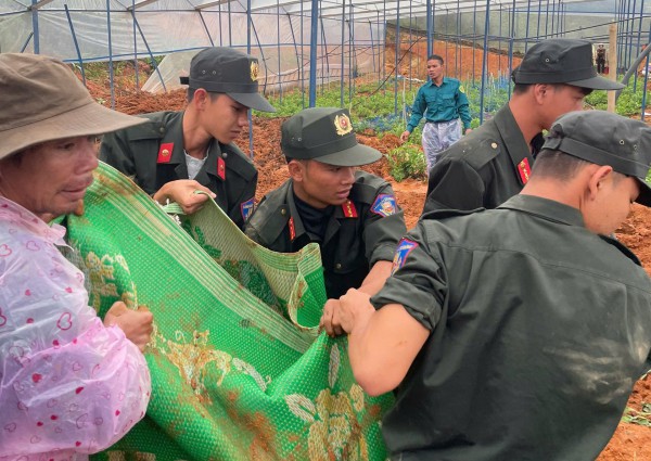 Sạt lở đất vùi lấp nhà kính, một người dân tử vong Sạt lở đất vùi lấp nhà kính, một người dân tử vong