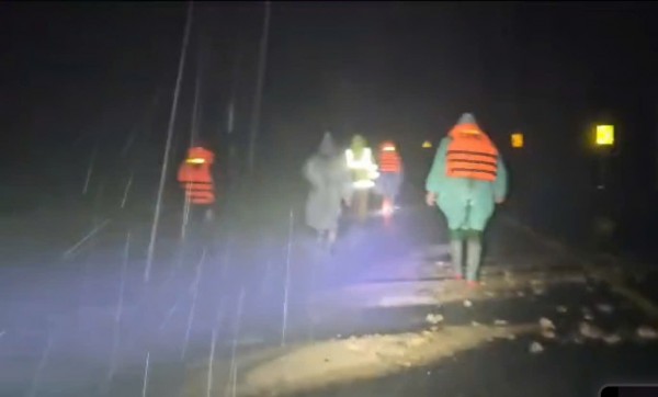 Sạt lở đèo Khánh Lê, đèo Ngoạn Mục: CSGT Lâm Đồng giải cứu nhiều người trong đêm