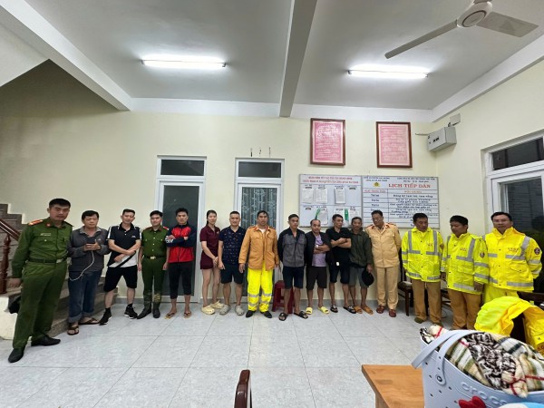 Sạt lở đèo Khánh Lê, đèo Ngoạn Mục: CSGT Lâm Đồng giải cứu nhiều người trong đêm