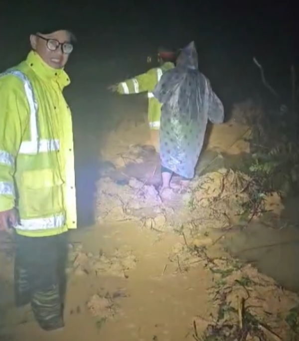 Sạt lở đèo Khánh Lê, đường đến Đà Lạt thêm điểm ách tắc