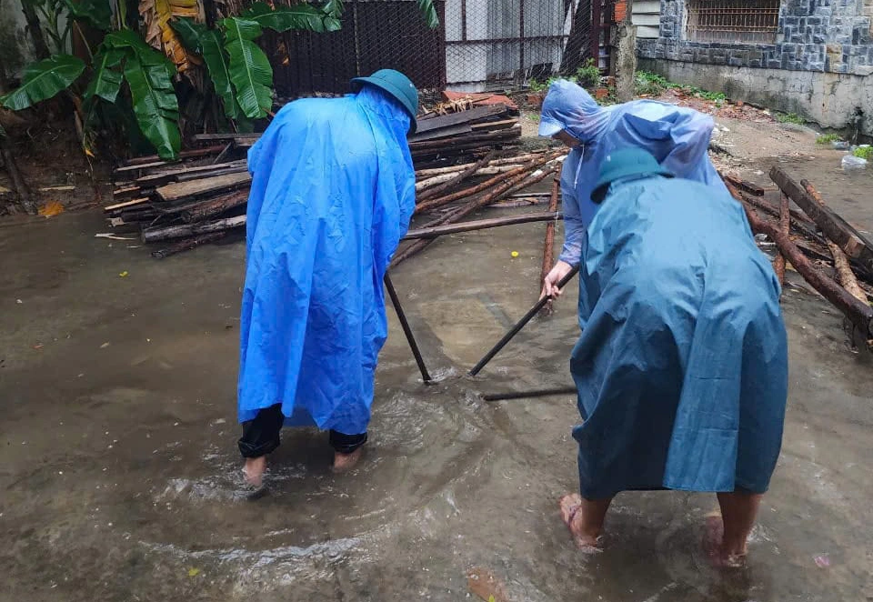 Sạt lở do mưa lớn, Đà Nẵng chốt chặn đường lên bán đảo Sơn Trà