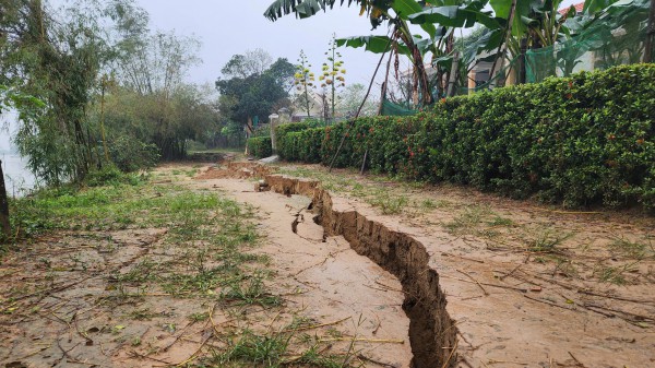 Sạt lở dọc bờ sông Rào Cùng, nhiều hộ dân thấp thỏm