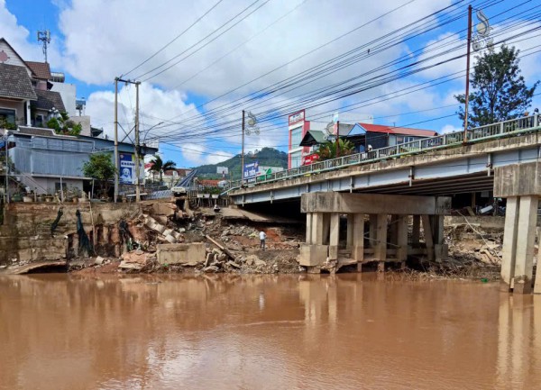 Sạt lở gần cầu Đơn Dương, di dời khẩn cấp 6 hộ dân