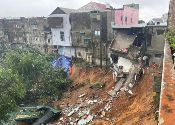 Sạt lở làm nhà dân đổ sập, di dời khẩn 11 hộ dân Sạt lở làm nhà dân đổ sập, di dời khẩn 11 hộ dân