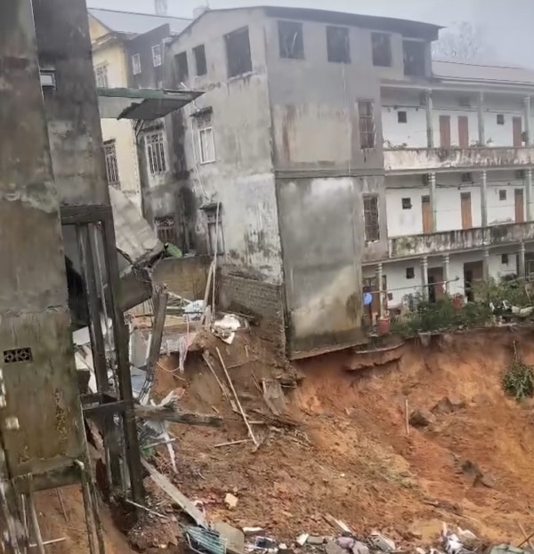 Sạt lở làm nhà dân đổ sập, di dời khẩn 11 hộ dân Sạt lở làm nhà dân đổ sập, di dời khẩn 11 hộ dân