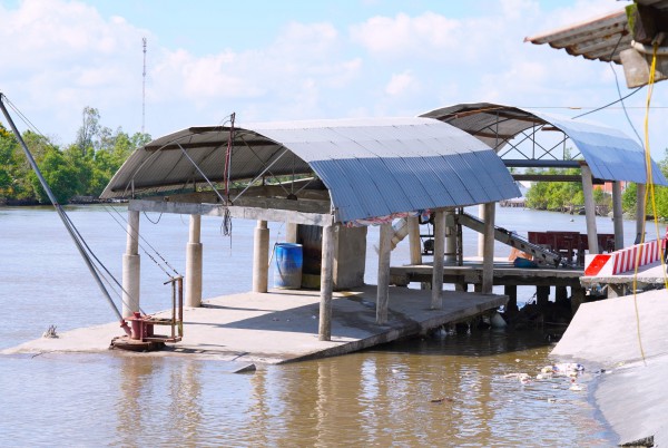 Sạt lở liên tiếp tại Cà Mau, đường sá và nhà cửa người dân nằm dưới sông