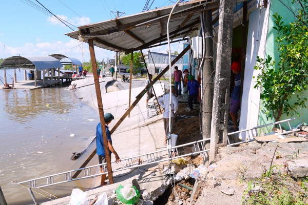 Sạt lở liên tiếp tại Cà Mau, đường sá và nhà cửa người dân nằm dưới sông