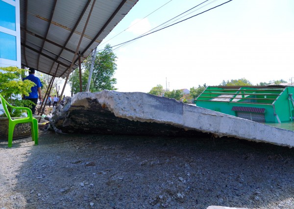 Sạt lở liên tiếp tại Cà Mau, đường sá và nhà cửa người dân nằm dưới sông