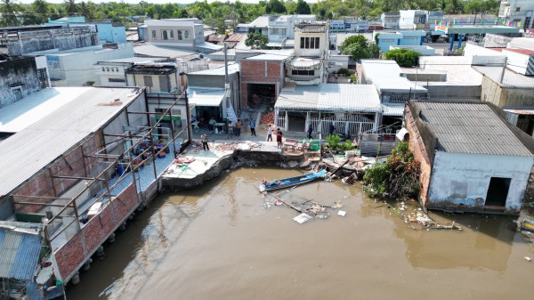 Sạt lở liên tiếp tại Cà Mau, đường sá và nhà cửa người dân nằm dưới sông