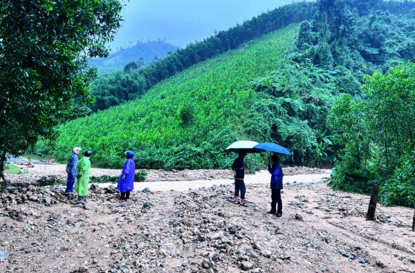 Sạt lở nghiêm trọng sau mưa lớn, mất liên lạc với 600 hộ dân Trà Leng Sạt lở nghiêm trọng sau mưa lớn, mất liên lạc với 600 hộ dân Trà Leng