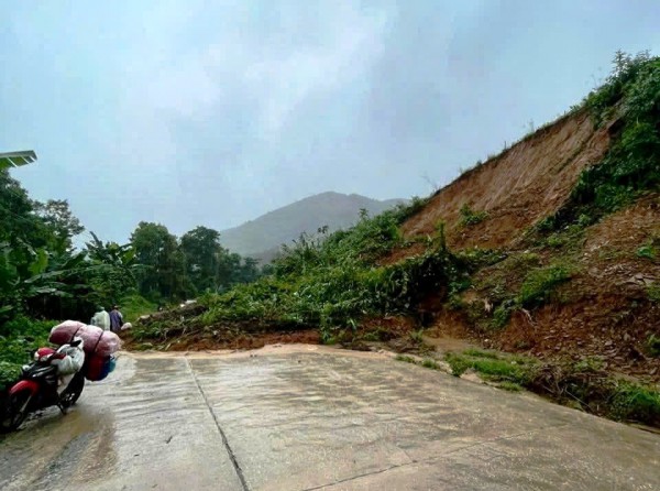 Sạt lở nghiêm trọng sau mưa lớn, mất liên lạc với 600 hộ dân Trà Leng Sạt lở nghiêm trọng sau mưa lớn, mất liên lạc với 600 hộ dân Trà Leng