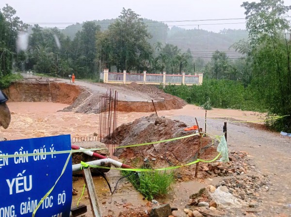 Sạt lở nhiều nơi, Đà Nẵng yêu cầu thủy điện điều tiết, xả lũ tránh đột biến Sạt lở nhiều nơi, Đà Nẵng yêu cầu thủy điện điều tiết, xả lũ tránh đột biến