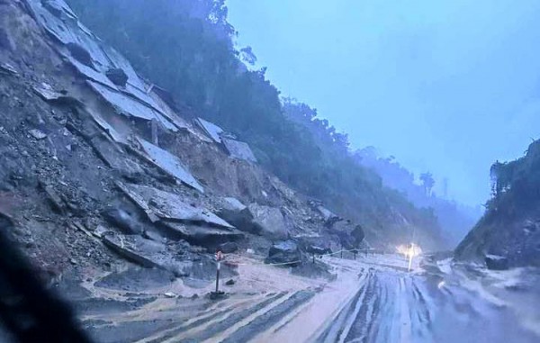 Sạt lở nhiều nơi, Đà Nẵng yêu cầu thủy điện điều tiết, xả lũ tránh đột biến Sạt lở nhiều nơi, Đà Nẵng yêu cầu thủy điện điều tiết, xả lũ tránh đột biến