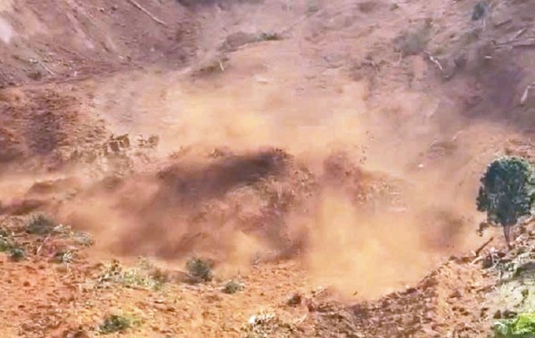 Sạt lở núi đá chảy như thác ở Đà Nẵng: Di dời khẩn cấp hàng chục hộ dân