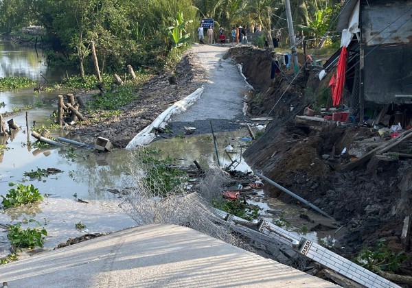 Sạt lở 'nuốt chửng' đường dân sinh, nhiều hộ dân di dời khẩn cấp