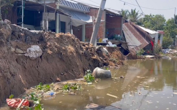 Sạt lở 'nuốt chửng' đường dân sinh, nhiều hộ dân di dời khẩn cấp