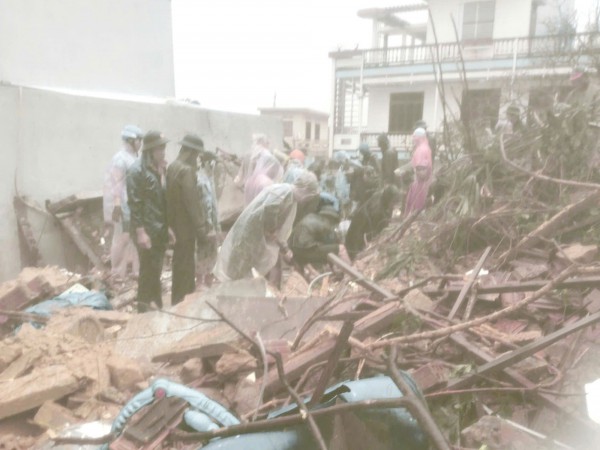 Sạt lở tại Quy Nhơn: Nỗ lực cứu cụ bà trong ngôi nhà bị vùi lấp Sạt lở tại Quy Nhơn: Nỗ lực cứu cụ bà trong ngôi nhà bị vùi lấp