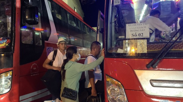 Sạt lở tại hầm đường sắt Chí Thạnh: Xuyên đêm chuyển tải khách đến ga kế tiếp