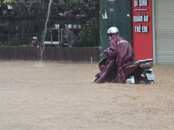Sạt lở taluy tại P.Xuân Trường - Đà Lạt, 2 du khách tử vong Sạt lở taluy tại P.Xuân Trường - Đà Lạt, 2 du khách tử vong
