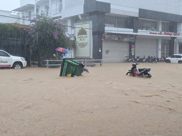 Sạt lở taluy tại P.Xuân Trường - Đà Lạt, 2 du khách tử vong Sạt lở taluy tại P.Xuân Trường - Đà Lạt, 2 du khách tử vong