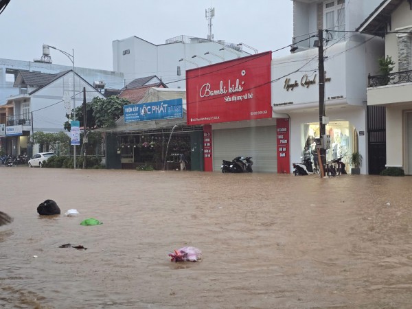 Sạt lở taluy tại P.Xuân Trường - Đà Lạt, 2 du khách tử vong Sạt lở taluy tại P.Xuân Trường - Đà Lạt, 2 du khách tử vong