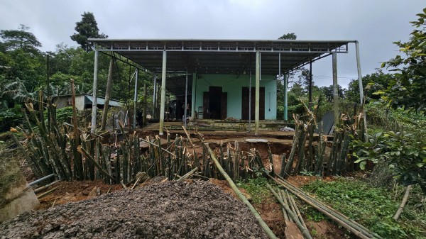 Sạt lở uy hiếp nhiều nhà dân vùng cao Khe Sanh, Quảng Trị