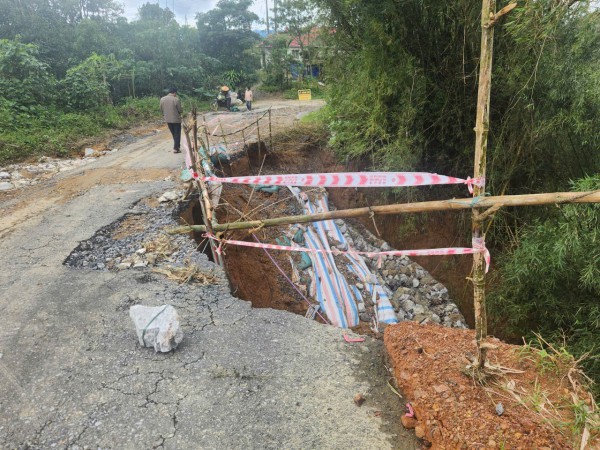 Sạt lở uy hiếp nhiều nhà dân vùng cao Khe Sanh, Quảng Trị