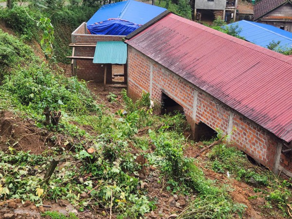 Sạt lở uy hiếp nhiều nhà dân vùng cao Khe Sanh, Quảng Trị