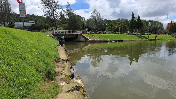 Sạt trượt ta luy, bờ kè quanh thắng cảnh hồ Xuân Hương - Đà Lạt Sạt trượt ta luy, bờ kè quanh thắng cảnh hồ Xuân Hương - Đà Lạt