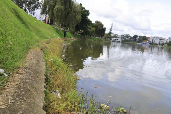 Sạt trượt ta luy, bờ kè quanh thắng cảnh hồ Xuân Hương - Đà Lạt Sạt trượt ta luy, bờ kè quanh thắng cảnh hồ Xuân Hương - Đà Lạt