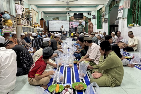 Sau 18 giờ 8 phút, người dân hẻm kiêng rượu bia, thịt heo ở TP.HCM ăn gì?