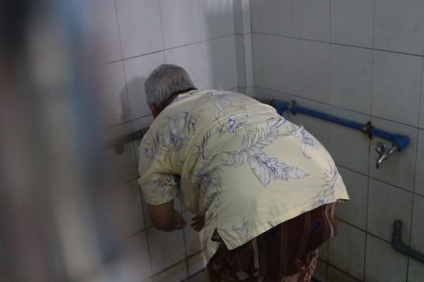 Sau 18 giờ 8 phút, người dân hẻm kiêng rượu bia, thịt heo ở TP.HCM ăn gì?