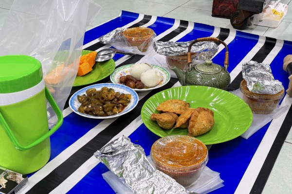 Sau 18 giờ 8 phút, người dân hẻm kiêng rượu bia, thịt heo ở TP.HCM ăn gì?