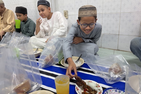 Sau 18 giờ 8 phút, người dân hẻm kiêng rượu bia, thịt heo ở TP.HCM ăn gì?