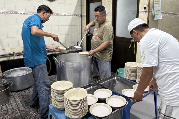 Sau 18 giờ 8 phút, người dân hẻm kiêng rượu bia, thịt heo ở TP.HCM ăn gì?