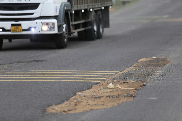Sau mưa lũ, QL1D đầy ổ gà, ổ voi Sau mưa lũ, QL1D đầy ổ gà, ổ voi