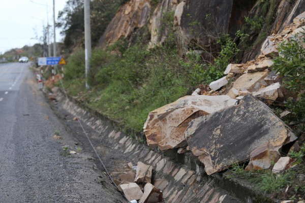 Sau mưa lũ, QL1D đầy ổ gà, ổ voi Sau mưa lũ, QL1D đầy ổ gà, ổ voi