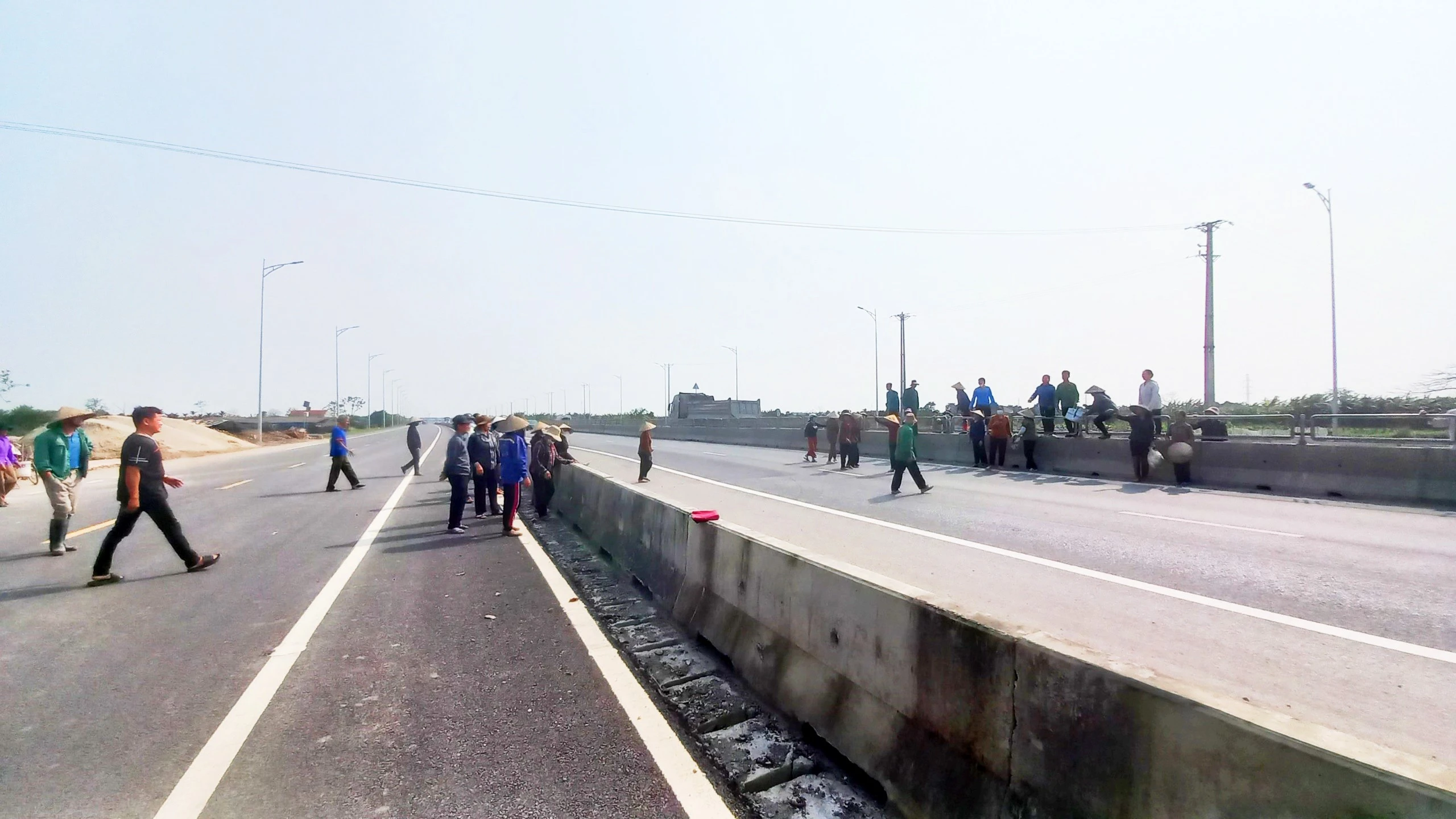 Sau phản ánh của Báo Thanh Niên, dân sắp có cầu vượt qua đường nối cao tốc