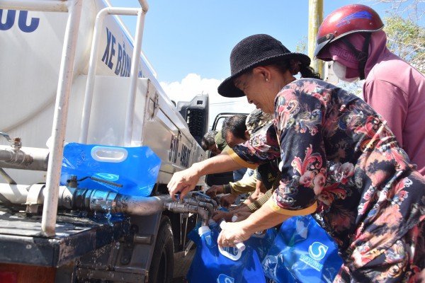Sawaco hỗ trợ bà con H.Tân Phú Đông 40.000 mét khối nước sạch