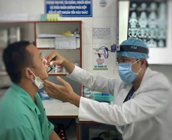 Say rượu ngã úp mặt, đôi đũa nhựa cắm mũi suốt một năm nhưng không biết Say rượu ngã úp mặt, đôi đũa nhựa cắm mũi suốt một năm nhưng không biết