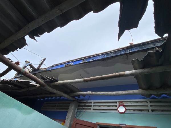 Sét đánh sập mái nhà dân trên đảo Cù Lao Xanh Sét đánh sập mái nhà dân trên đảo Cù Lao Xanh