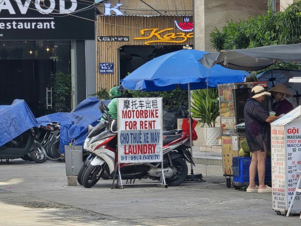 Siết chặt quy định cho người nước ngoài thuê xe máy tự lái tại Nha Trang Siết chặt quy định cho người nước ngoài thuê xe máy tự lái tại Nha Trang