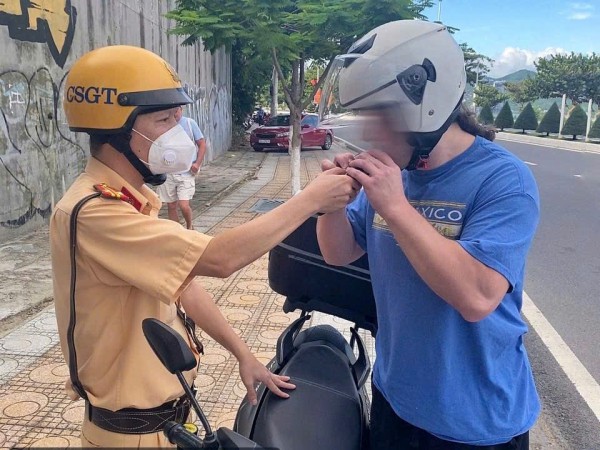 Siết chặt quy định cho người nước ngoài thuê xe máy tự lái tại Nha Trang Siết chặt quy định cho người nước ngoài thuê xe máy tự lái tại Nha Trang