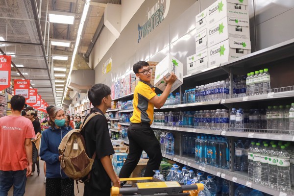 Siêu thị 'cháy hàng' vì người dân TP.HCM đổ xô mua gửi cứu trợ đồng bào miền Trung